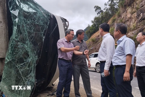 Ông Khuất Việt Hùng (giơ tay), Phó thường trực Ủy ban An toàn Giao thông Quốc gia kiểm tra hiện trường tại đèo Khánh Lê, huyện Khánh Vĩnh, tỉnh Khánh Hòa. (Ảnh: Đặng Tuấn/TTXVN)