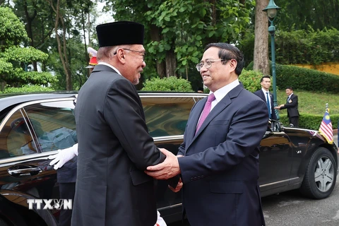 Thủ tướng Phạm Minh Chính đón Thủ tướng Malaysia Anwar Ibrahim. (Ảnh: Dương Giang/TTXVN) 