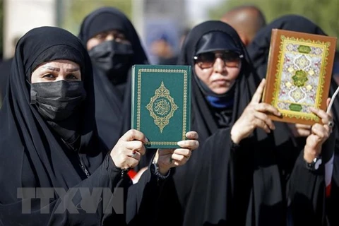 Người Hồi giáo Iraq tuần hành phản đối việc đốt kinh Koran bên ngoài Đại sứ quán Thụy Điển ở thủ đô Baghdad. (Ảnh: AFP/TTXVN) 
