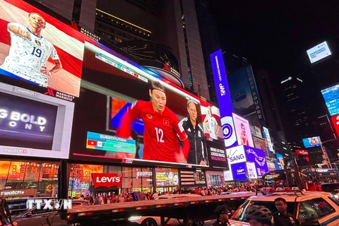 Trận đấu bóng đá giữa Đội tuyển Nữ Việt Nam và Đội tuyển Mỹ được Truyền hình Mỹ livestreams tại Quảng trường Thời đại New York đã thu hút đông đảo người xem. (Ảnh: Trần Thanh Tuấn/TTXVN) 