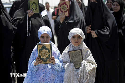 Người Hồi giáo Iraq tuần hành ở Basra, phản đối việc đốt kinh Koran tại Thụy Điển, ngày 30/6/2023. (Nguồn: AFP/TTXVN) 