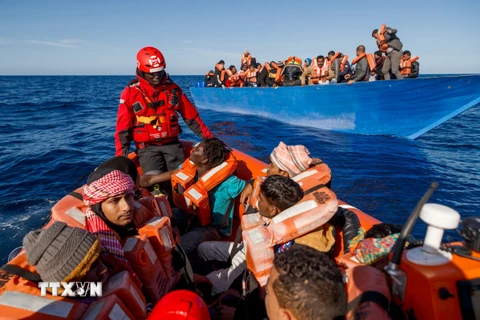 Người di cư được giải cứu ngoài khơi Libya. (Nguồn: AFP/TTXVN)