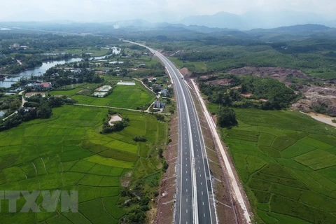 Cao tốc Vân Đồn-Móng Cái chạy qua những cánh đồng xanh mát mắt của huyện Hải Hà. (Ảnh: Huy Hùng/TTXVN)