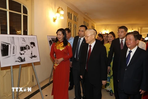 Tổng Bí thư Nguyễn Phú Trọng xem một số hình ảnh trưng bày tại buổi lễ. (Ảnh: Trí Dũng/TTXVN) 