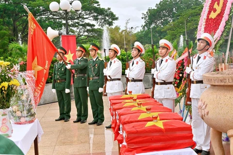 Lễ truy điệu và an táng hài cốt liệt sỹ tại Nghĩa trang Liệt sỹ tỉnh Bình Thuận. (Ảnh: Hồng Hiếu/TTXVN)