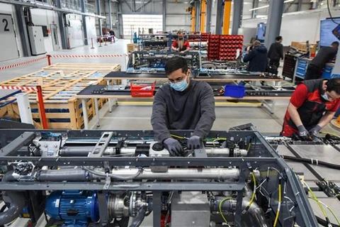 Công nhân làm việc tại một nhà máy ở Herten (Đức). (Ảnh: AFP/TTXVN) 