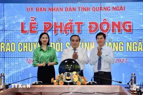 Đại diện lãnh đạo tỉnh Quảng Ngãi ấn nút phát động Phong trào Chuyển đổi Số. (Ảnh: Phạm Cường/TTXVN)