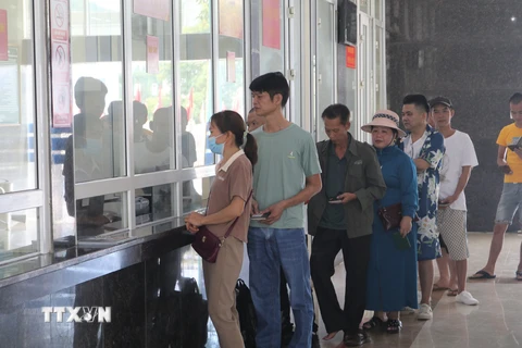 Công dân làm thủ tục nhập cảnh vào Việt Nam tại Cửa khẩu Quốc tế Tà Lùng (Cao Bằng). (Ảnh: Chu Hiệu/TTXVN)