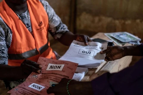 Một cử tri ở Cộng hòa Trung Phi thu thập các lá phiếu cho cuộc trưng cầu dân ý về hiến pháp tại một trường trung học ở Bangui vào ngày 30/7/2023. (Nguồn: AFP)