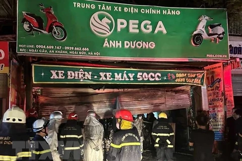 Hiện trường vụ cháy cửa hàng vừa ở vừa kết hợp kinh doanh xe đạp, xe máy điện ở huyện Hoài Đức, Hà Nội làm 3 người trong cùng gia đình tử vong. (Ảnh: Mạnh Khánh/TTXVN)