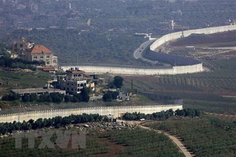 Bức tường biên giới Israel-Liban tại khu vực Misgav Am, miền bắc Israel. (Ảnh: AFP/TTXVN) 