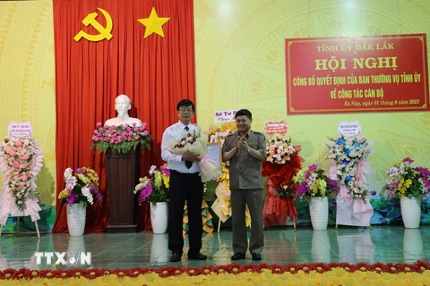 Lãnh đạo Tỉnh ủy Đắk Lắk trao quyết định cho ông Bùi Hồng Quý giữ chức vụ Bí thư Huyện ủy Ea Súp, nhiệm kỳ 2020-2025. (Ảnh: TTXVN phát) 
