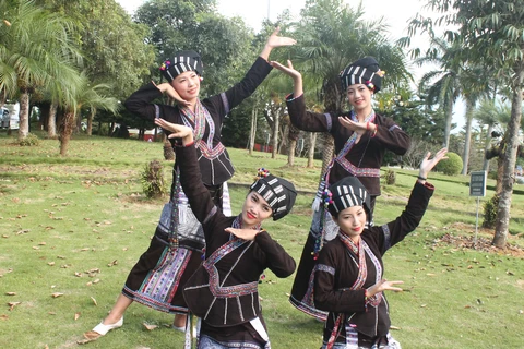 Các cô gái dân tộc Lự duyên dáng trong trang phục truyền thống. (Nguồn: Cổng thông tin Điện tử tỉnh Lai Châu)