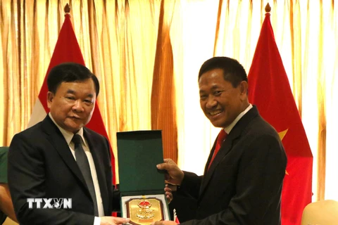 Thượng tướng Hoàng Xuân Chiến (ảnh, trái), Ủy viên Trung ương Đảng, Thứ trưởng Bộ Quốc phòng tặng quà lưu niệm cho Trung tướng Donny Ermawan, Tổng Thư ký Bộ Quốc phòng Indonesia trong khuôn khổ chuyến công tác tham dự Hội nghị quan chức Quốc phòng cấp cao