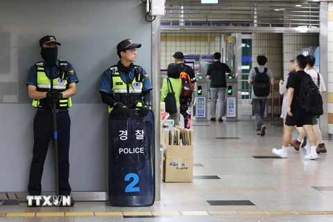Cảnh sát gác tại ga tàu điện ngầm Seohyeon, phía Nam thủ đô Seoul, Hàn Quốc sau vụ đâm xe và đâm dao, ngày 4/8/2023. (Nguồn: Yonhap/TTXVN)
