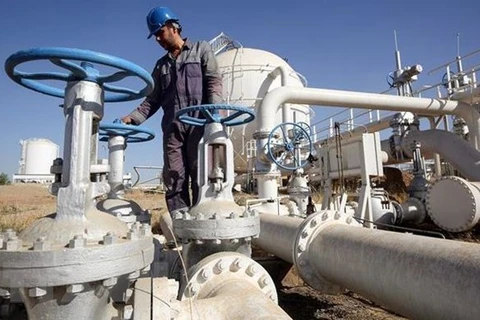 Công nhân làm việc tại cơ sở lọc dầu ở Kirkuk, Iraq. (Ảnh: AFP/TTXVN)