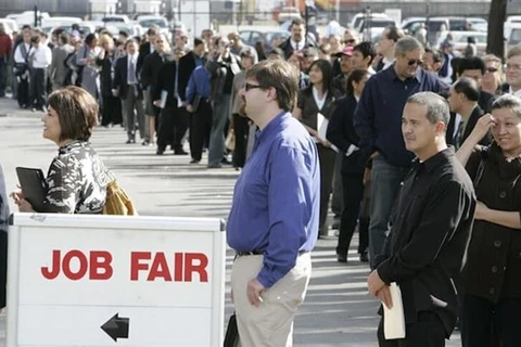 Người dân tham dự hội chợ việc làm tại San Mateo, bang California (Mỹ). (Ảnh: AP/TTXVN)