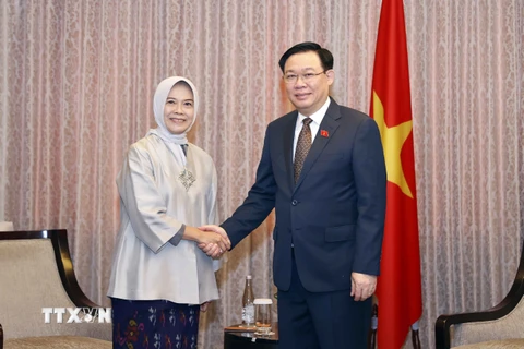 Chủ tịch Quốc hội Vương Đình Huệ tiếp Chủ tịch Ủy ban Kiểm toán Indonesia (BPK) Isma Yantun. (Ảnh: Doãn Tấn/TTXVN)
