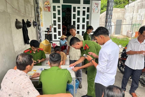 Lực lượng Đoàn Thanh niên Công an tỉnh Kiên Giang hỗ trợ cho người dân cài đặt ứng dụng VNeID tại nhà. (Nguồn: Công an tỉnh Kiên Giang)