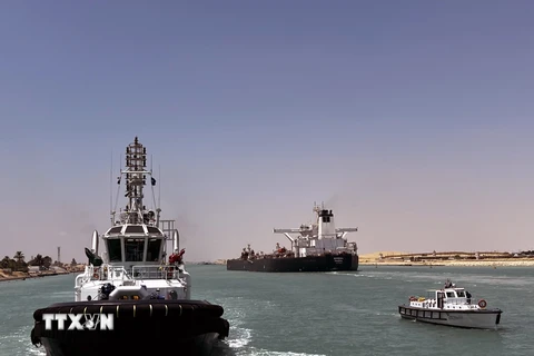 Tàu thuyền di chuyển trên kênh đào Suez của Ai Cập. (Ảnh: Nguyễn Tùng/TTXVN)