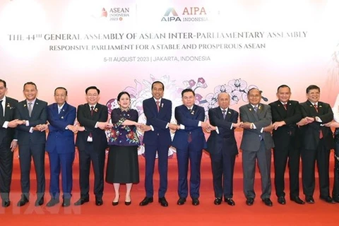 Chủ tịch Quốc hội Vương Đình Huệ và Tổng thống Indonesia Joko Widodo, Chủ tịch Hạ viện Indonesia, Chủ tịch AIPA 2023 Puan Maharani cùng đại biểu chụp ảnh lưu niệm. (Ảnh: Doãn Tấn/TTXVN) 