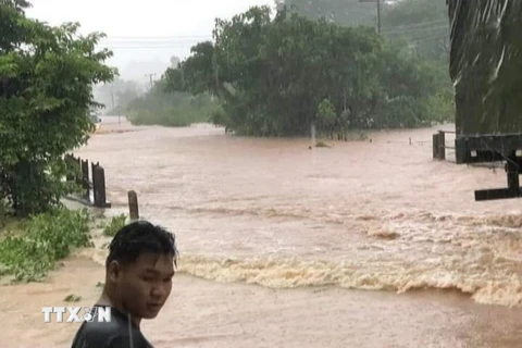 Mưa lớn làm ngập nhiều đoạn đường tại tỉnh Bolykhamxay, Trung Lào. (Ảnh TTXVN phát)