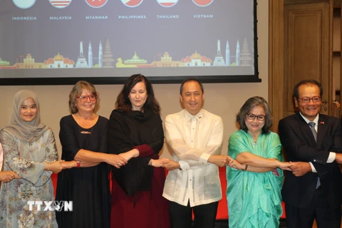 Đại sứ các nước ASEAN tại Prague chụp ảnh lưu niệm với khách mời tại lễ kỷ niệm. (Ảnh: Ngọc Biên/TTXVN)