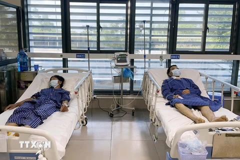 Hai bệnh nhân Lộc Thị Ch. (trái) và Hoàng Văn X. (xã Chiến Thắng, huyện Chi Lăng) điều trị tại Bệnh viện Đa khoa tỉnh Lạng Sơn. (Ảnh: TTXVN phát)