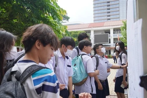 Thí sinh xem thông tin phòng thi tại Điểm thi Trường Trung học Cơ sở Trần Văn Ơn, quận 1, Thành phố Hồ Chí Minh. (Ảnh: Thu Hoài/TTXVN) 