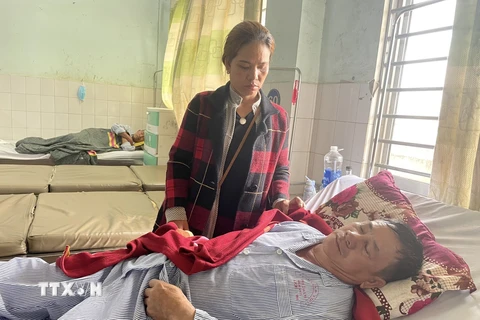 Tài xế Nguyễn Tú Sinh (57 tuổi) - người may mắn sống sót sau vụ tai nạn kinh hoàng khiến 3 thành viên của Câu lạc bộ Bóng đá Hoàng Anh Gia Lai tử vong - hiện đang được điều trị tại Bệnh viện Đa khoa tỉnh Gia Lai. (Ảnh: Quang Thái- TTXVN