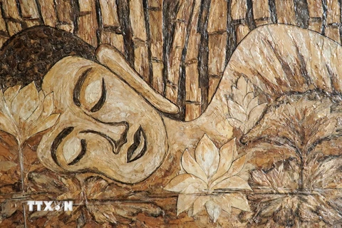 Tranh vỏ tràm khắc họa chân dung Phật Thích ca Tượng nằm. (Ảnh: Văn Sĩ/TTXVN)