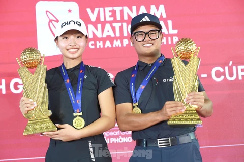 Hai nhà vô địch Lê Chúc An và Nguyễn Nhất Long tại lễ trao Giải Golf Quốc gia 2023 cúp Vinfast . (Nguồn: Báo Tiền phong) 