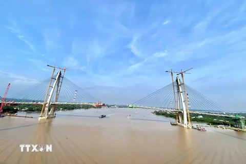 Cầu Mỹ Thuận 2 có nhịp chính kết cấu dây văng dài 650m; nhịp dẫn kết cầu dầm Super T và dầm hộp đúc hẫng cân bằng dài 1.276m. (Ảnh: Huy Hùng/TTXVN) 