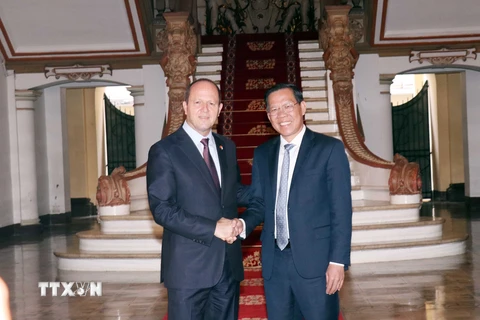 Chủ tịch Ủy ban Nhân dân Thành phố Hồ Chí Minh Phan Văn Mãi (phải) và Bộ trưởng Bộ Kinh tế và Công nghiệp Israel Nir Barkat (trái). (Ảnh: Xuân Khu/TTXVN)