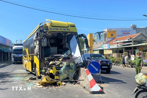 Ôtô khách mang biển kiểm soát 77F-00031 hư hỏng nặng phần đầu sau vụ tai nạn. (Ảnh: Tường Quân/TTXVN)