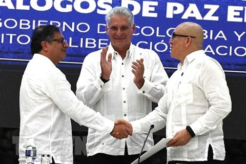 Tổng thống Colombia Gustavo Petro (trái) Chủ tịch Cuba Miguel Diaz-Canel (giữa) và Chỉ huy nhóm vũ trang ELN, Antonio Garcia (phải) tại lễ ký ở thủ đô La Habana, Cuba, ngày 9/6/2023. (Ảnh: AFP/TTXVN) 