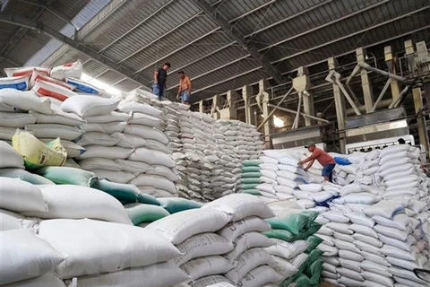 Kho gạo xuất khẩu đi Philippines, Trung Quốc tại tỉnh Long An của Việt Nam. (Ảnh: Hồng Đạt/TTXVN)