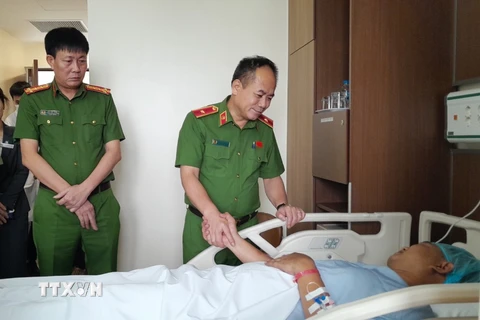  Thiếu tướng Nguyễn Thanh Tùng ân cần động viên và mong muốn Thiếu tá Nguyễn Anh Tuấn giữ gìn sức khỏe, thực hiện nghiêm túc phác đồ điều trị của y bác sỹ để sớm bình phục trở lại đơn vị. (Ảnh: TTXVN phát)