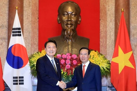 Chủ tịch nước Võ Văn Thưởng và Tổng thống Hàn Quốc Yoon Suk Yeol tại lễ đón trong chuyến thăm cấp Nhà nước tới Việt Nam tháng 6/2023. (Ảnh: Thống Nhất/TTXVN) 