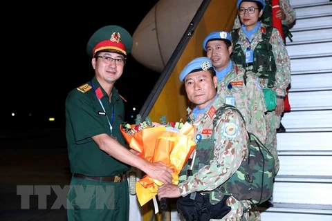Đại tá Phạm Mạnh Thắng, Cục trưởng Cục Gìn giữ Hòa bình Việt Nam chúc mừng Đội Công binh số 1. (Ảnh: An Đăng/TTXVN) 