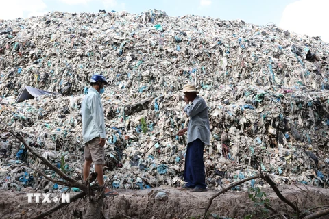 Người dân ở ấp Tân Lợi, xã Tân Hưng (Tân Châu, Tây Ninh) rất bức xúc trước tình trạng ô nhiễm của bãi rác. Ảnh: Thanh Tân - TTXVN 