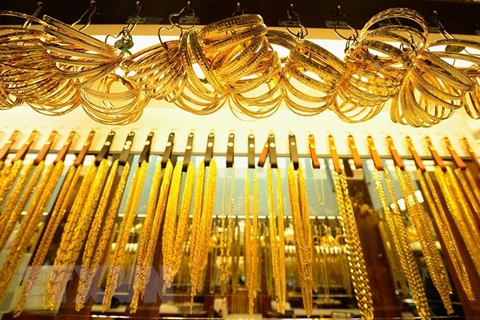 Trang sức vàng được bày bán tại tiệm kim hoàn ở Los Angeles, California, Mỹ. (Ảnh: Getty/TTXVN) 