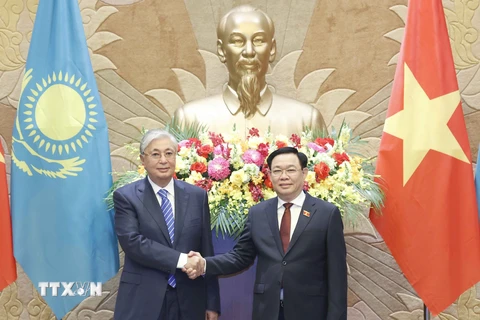 Chủ tịch Quốc hội Vương Đình Huệ và Tổng thống Cộng hòa Kazakhstan Kassym-Jomart Tokayev. (Ảnh: Doãn Tấn/TTXVN)