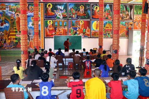 Một lớp học chữ Khmer tại Chùa Ô Chum (thị xã Ngã Năm), tỉnh Sóc Trăng. (Ảnh: Tuấn Phi/TTXVN)