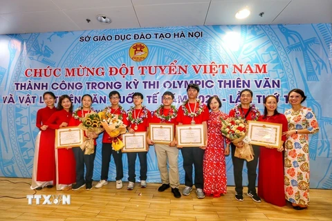 Đoàn học sinh Việt Nam đoạt giải Olympic Thiên văn và Vật lý Thiên văn Quốc tế lần thứ 16 cùng các thầy cô tại lễ đón. (Ảnh: Tuấn Đức/TTXVN) 