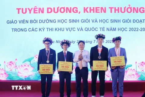 Em Nguyễn Tuấn Phong (ngoài cùng, bên trái) được tuyên dương học sinh đoạt giải quốc tế. (Ảnh: Thái Hùng/TTXVN) 