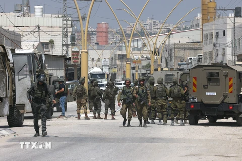 Lực lượng an ninh Israel phong tỏa hiện trường vụ tấn công tại thành phố Hebron ở khu Bờ Tây bị chiếm đóng, ngày 21/8/2023. (Nguồn: AFP/TTXVN)