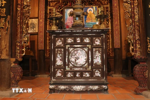 Tủ thờ được giữ nguyên bản từ xưa tại gian thờ chính của căn Nhà cổ Ông Kiệt. (Ảnh: Minh Hưng/TTXVN) 