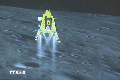 Hình ảnh được phát trực tiếp gần một tháp đồng hồ ở Srinagar (Ấn Độ) cho thấy tàu Chandrayaan-3 hạ cánh thành công xuống cực Nam của Mặt Trăng, ngày 23/8/2023. (Ảnh: AFP/TTXVN)