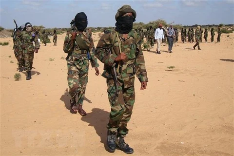 Các tay súng Al-Shabaab tại khu vực Elasha Biyaha, Somalia. (Ảnh: AFP/TTXVN) 